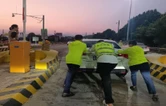 车道突发险情：收费员援手，一家三口平安